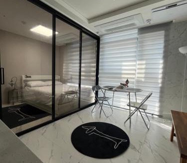 Sogong-dong Apartment | Explore Seoul on Foot III Market to Palace III Heart of the City III One- and-a-Half-Bedroom Apartment with Sliding Door