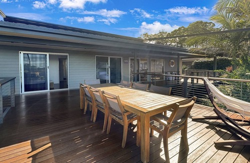 Surf Beach Apartment | Fab 3-Bed Stay with Great Outdoors & Water Views