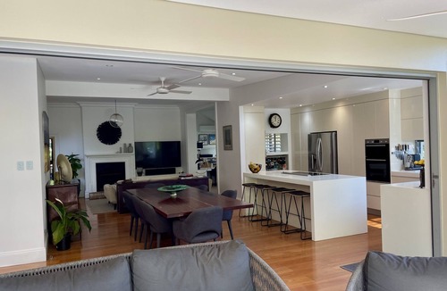 Fairlight House | Family Beach House in Manly- less than 5 min walk to Manly.