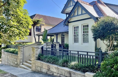 Fairlight House | Family Beach House in Manly- less than 5 min walk to Manly.