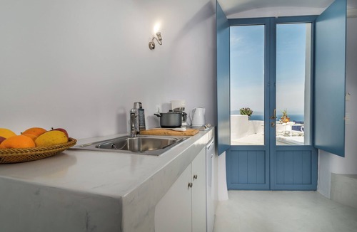 Finikia House | Fava Eco Suites - Executive Suite with Outdoor Private Jetted Tub