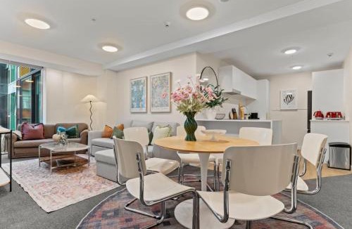 Auckland Central Business District Apartment | Gorgeous Abode With Pool and Parking near SkyTower