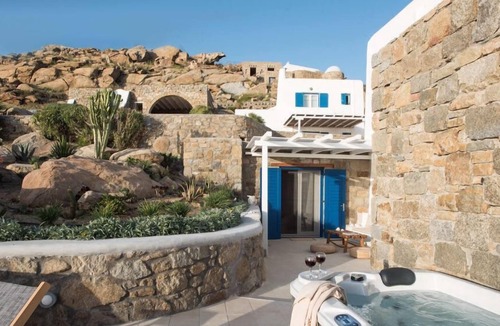 Agios Stefanos House | Gorgeous Studio with Jacuzzi in Cycladic Architecture Overlooking the Aegean