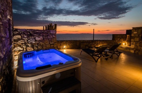 Agios Stefanos House | Gorgeous Studio with Jacuzzi in Cycladic Architecture Overlooking the Aegean