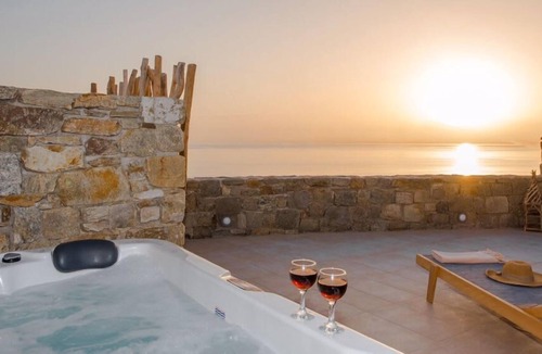 Agios Stefanos House | Gorgeous Studio with Jacuzzi in Cycladic Architecture Overlooking the Aegean