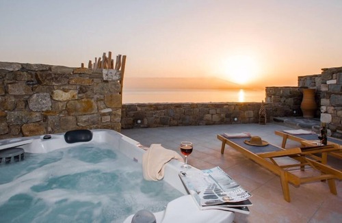 Agios Stefanos House | Gorgeous Studio with Jacuzzi in Cycladic Architecture Overlooking the Aegean