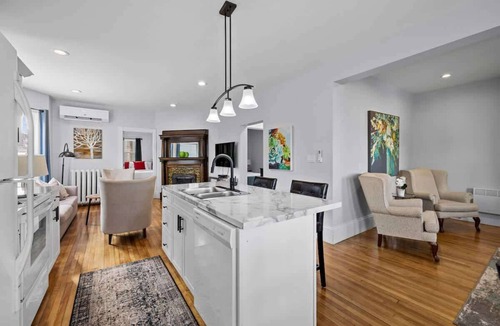 Queens Square Apartment | Heritage Harbour 2 Bed 2 Bath Close to Waterfront