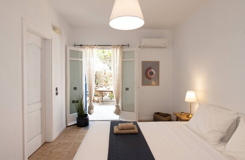 Kalafatis House | Holiday Home 'Bougainvillea Sea View Residence' with Sea View, Wi-Fi and Air Conditioning