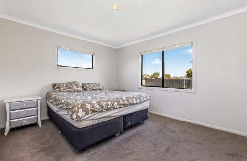 Manurewa House | Holiday House in Auckland near Airport & Beach-3 Bedrooms
