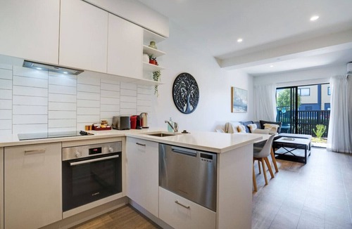 Auckland Villa | Huntington Townhouse with Patio and Parking