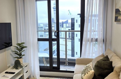 Grafton Apartment | Immaculate 2BDR Central City Chic Apartment