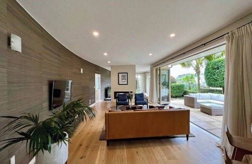 Devonport House | Just steps away from the beach!