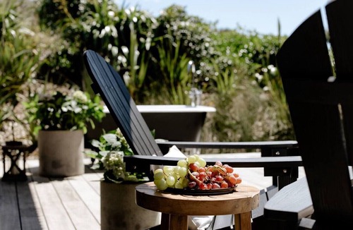 Tawharanui House | Kiwi Calls & Manuka Trees - Bluestone Studio