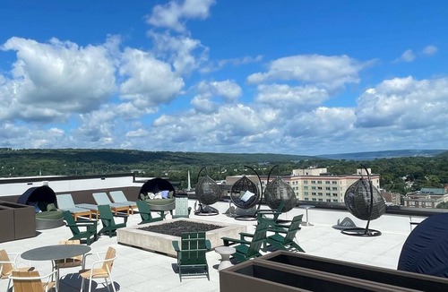 Ithaca Apartment | Landing | Spectacular Studio, Gym