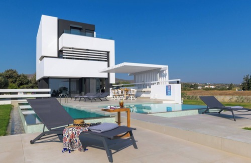 Gennadi Villa | Laysan Albatross Villa
