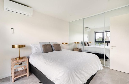 Henley Apartment | Luxe One Bedroom Infinity Pool & Harbour Views