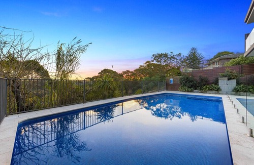 Forestville House | Luxurious 5Bed Sydney Escape w/Pool & Scenic Views- Perfect for Getaway/Retreat