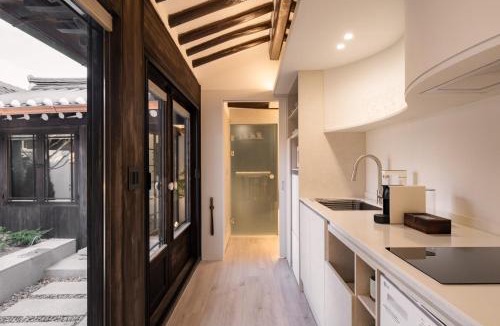 Seochon Apartment | Luxury Hanok Mueok