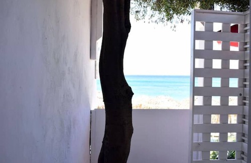 Agios Stefanos House | Meltemi beach house by opus