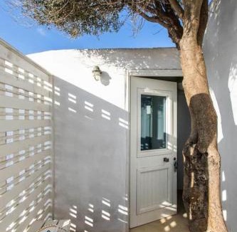 Agios Stefanos Apartment | Meltemi beach house by opus