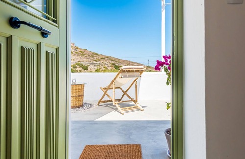 Milos House | Milos Casa ,where the guests can enjoy the gentle and relaxing sound of reeds.