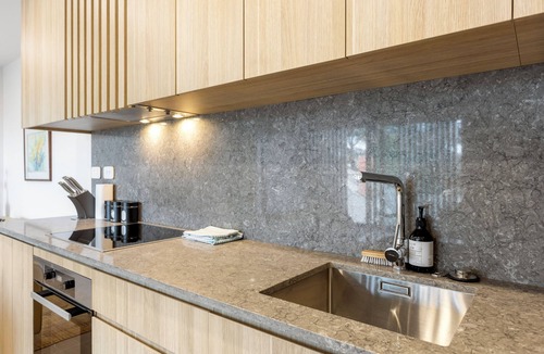 Mangere Bridge Apartment | Modern apartment near the airport