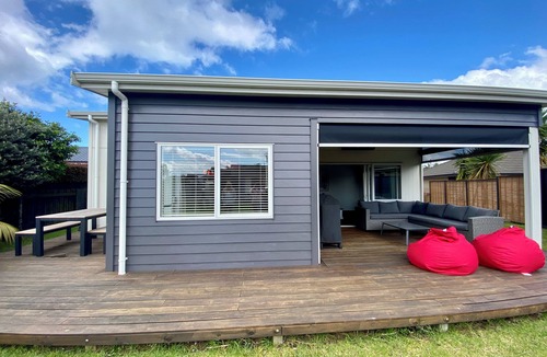 One Tree Point House | Modern retreat, steps to the beach, golf & tennis.