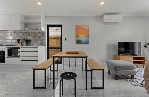 Papatoetoe House | Modern Townhouse with Parking nr Airport & Manukau