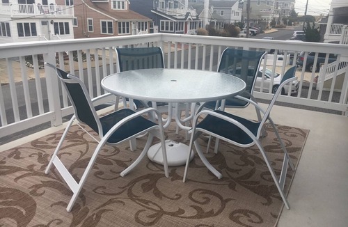 Beach Haven Gardens House | Ocean side 3 Bdrm - 8 to beach - Top floor, clean, bright & comfortable