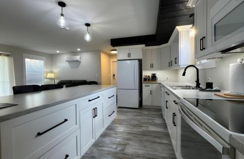 Summerside House | Oceanfront Cottage w/Upper Balcony View