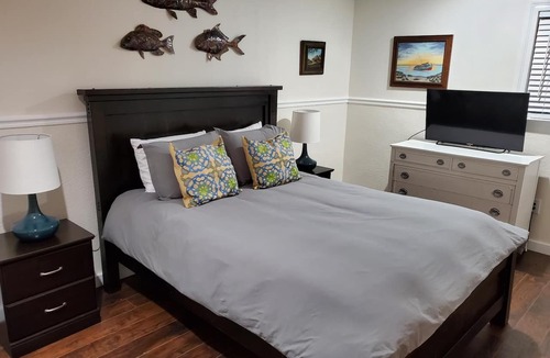 Mandeville Bed & Breakfast | Old Mandeville guesthouse with New Orleans style courtyard 1 block from Lake.