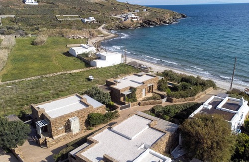 Exomvourgo House | Ondalina sea Front house by TinosStay