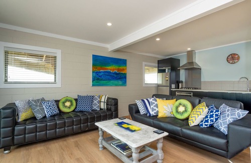 Opononi House | Opononi's 4-6 Bdrm ONEPU MOANA Holiday Home with Spa-Pool, Hokianga Harbour
