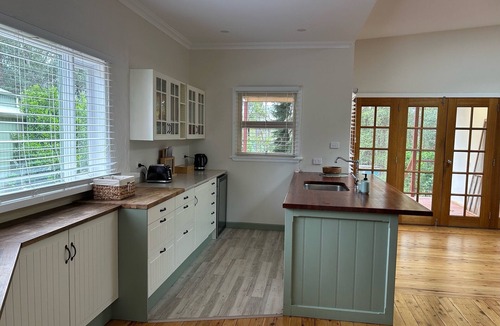 Blue Mountains City Council House | Peaceful mountains cottage stay. 5min drive to Springwood town and train line.