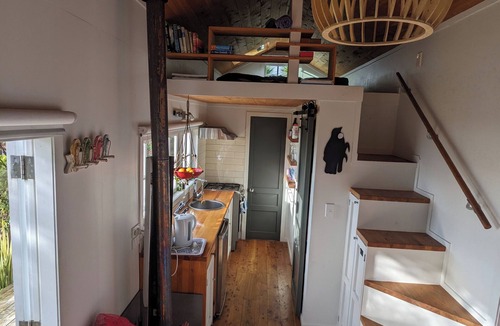New Lynn House | Piha Tiny House Retreat- 10 minutes to Piha surf beach!
