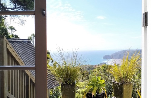 New Lynn House | Piha Tiny House Retreat- 10 minutes to Piha surf beach!