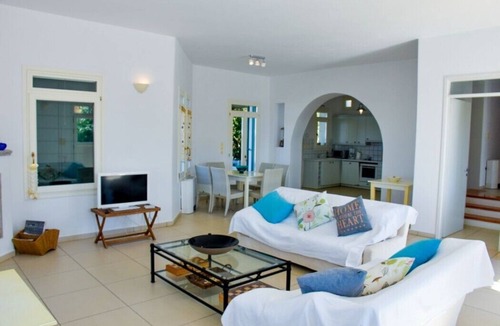 Ydrousa Villa | Pool villa in Andros overlooking the Aegean Sea