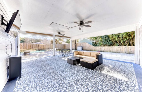 Long Beach House | POOL with Heating option! 6-seater Golf Cart &GameRoom! Walk to Beach &Downtown!