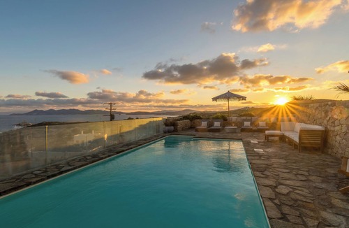 Mandrakia Villa | Private 1-Bedroom Villa Suite in Mandrakia with Swimming Pool
