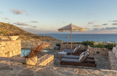 Mandrakia Villa | Private 1-Bedroom Villa Suite in Mandrakia with Swimming Pool