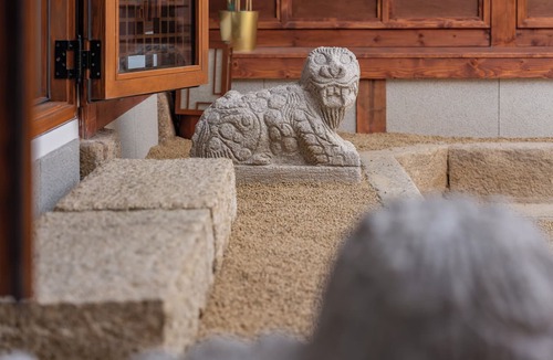 Jongno House | Private Hanok in Ikseon-dong · Jacuzzi & Courtyard · Sleeps up to 10