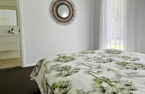 Lake Conjola House | Quiet location, walk to cafes, lake & beach. Enjoy daily visits from kangaroos.
