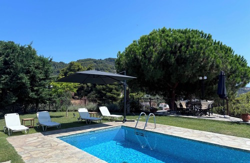 Glossa Villa | Quiet villa with breathtaking views, garden and private pool!