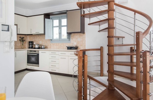 Kamari Villa | R882 Luxurious Villa with Pool View