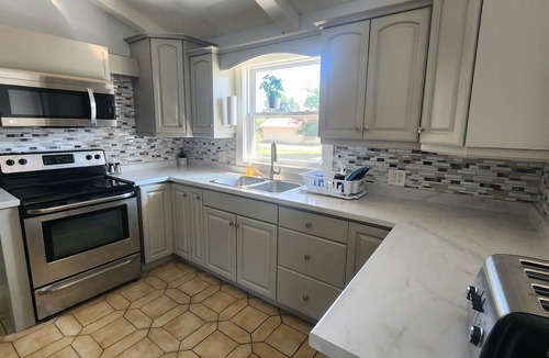 Cornwall House | Relax in Comfort!