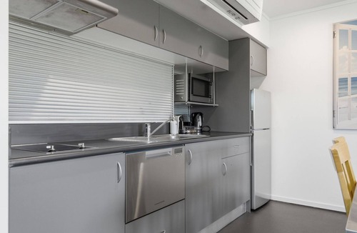 Batehaven Apartment | Relaxing Couples Getaway by the Pool