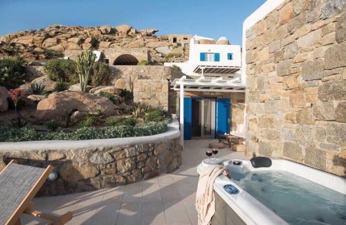 Agios Stefanos Apartment | Romantic Mykonian Oasis Suite w Jacuzzi