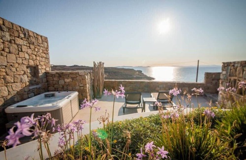Agios Stefanos Apartment | Romantic Mykonian Oasis Suite w Jacuzzi