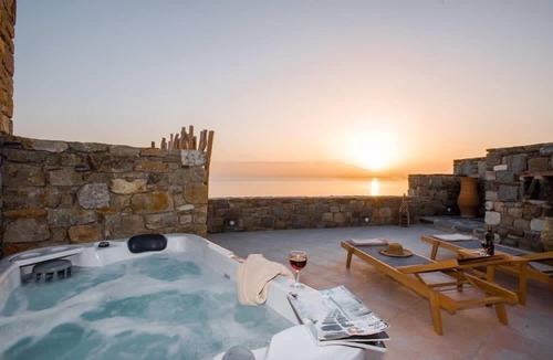 Agios Stefanos Apartment | Romantic Mykonian Oasis Suite w Jacuzzi