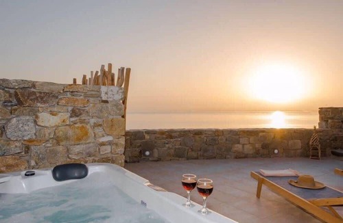 Agios Stefanos Apartment | Romantic Mykonian Oasis Suite w Jacuzzi